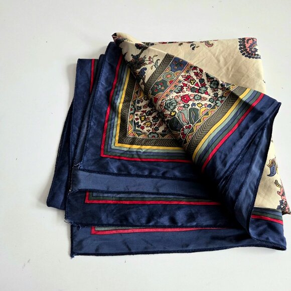 Large silk scarf with floral design. - Picture 10 of 12